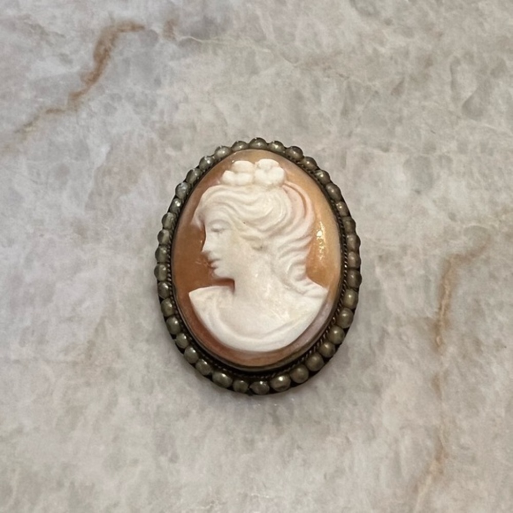 💎 Exquisite craftsmanship. Antique carved shell cameo brooch with seed pearls.